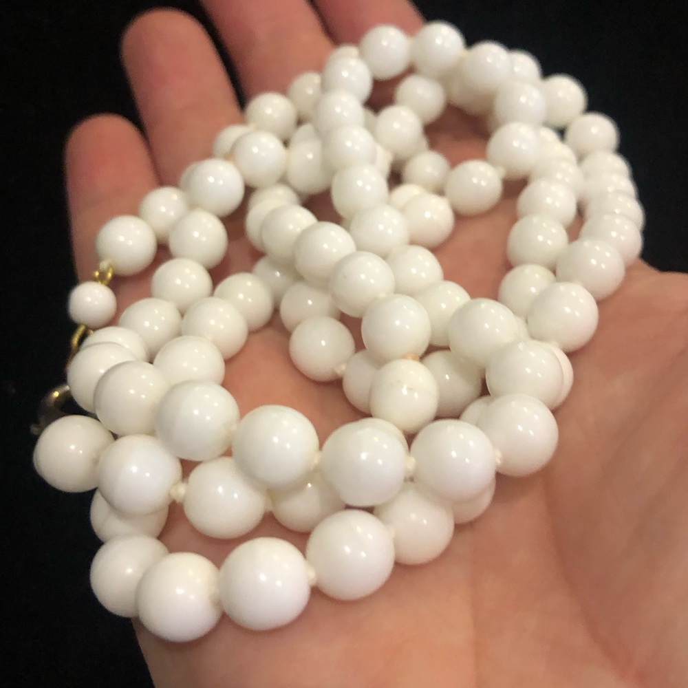 Rare Milk Glass Beads Classic Vintage jewellery knotted Necklace strand - Picture 12 of 14
